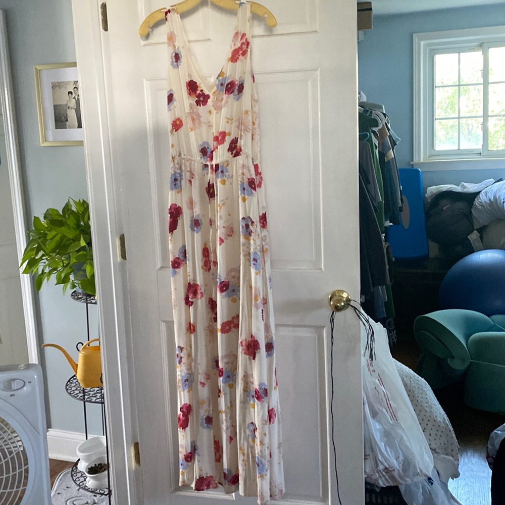 Wore once to my nephews baptism. Beautiful dress.